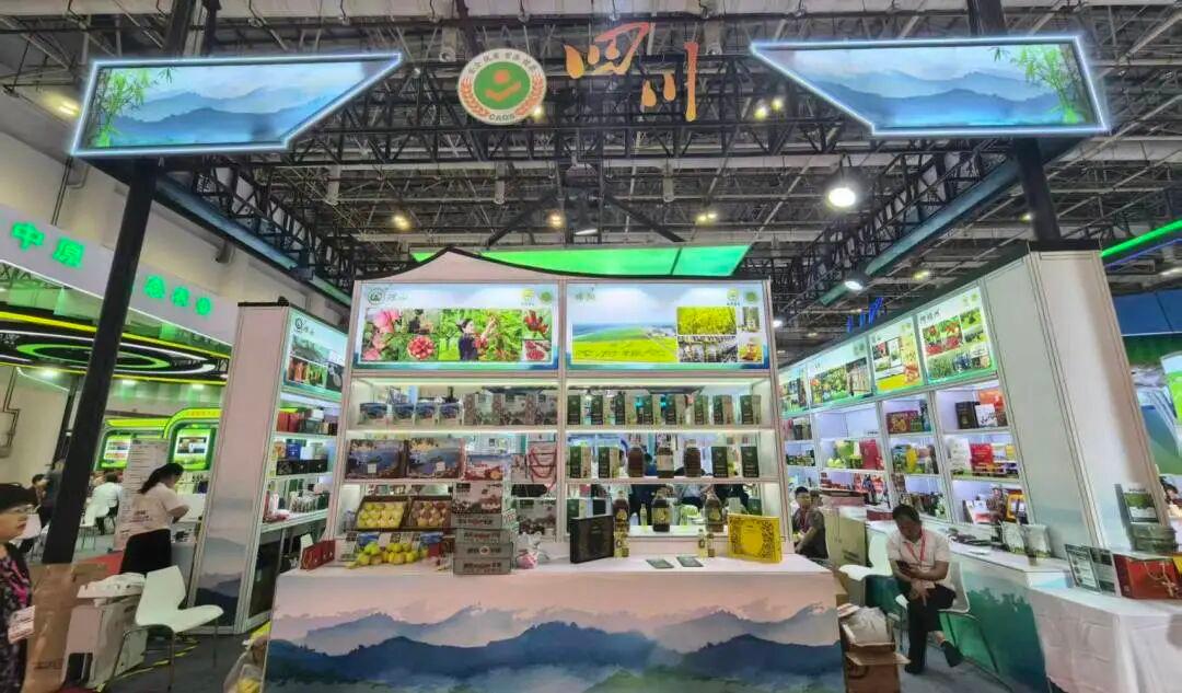 【会员动态】领海油脂：“领海菜籽油”荣获全国名特优新农产品“最受欢迎产品”称号 (2).jpg